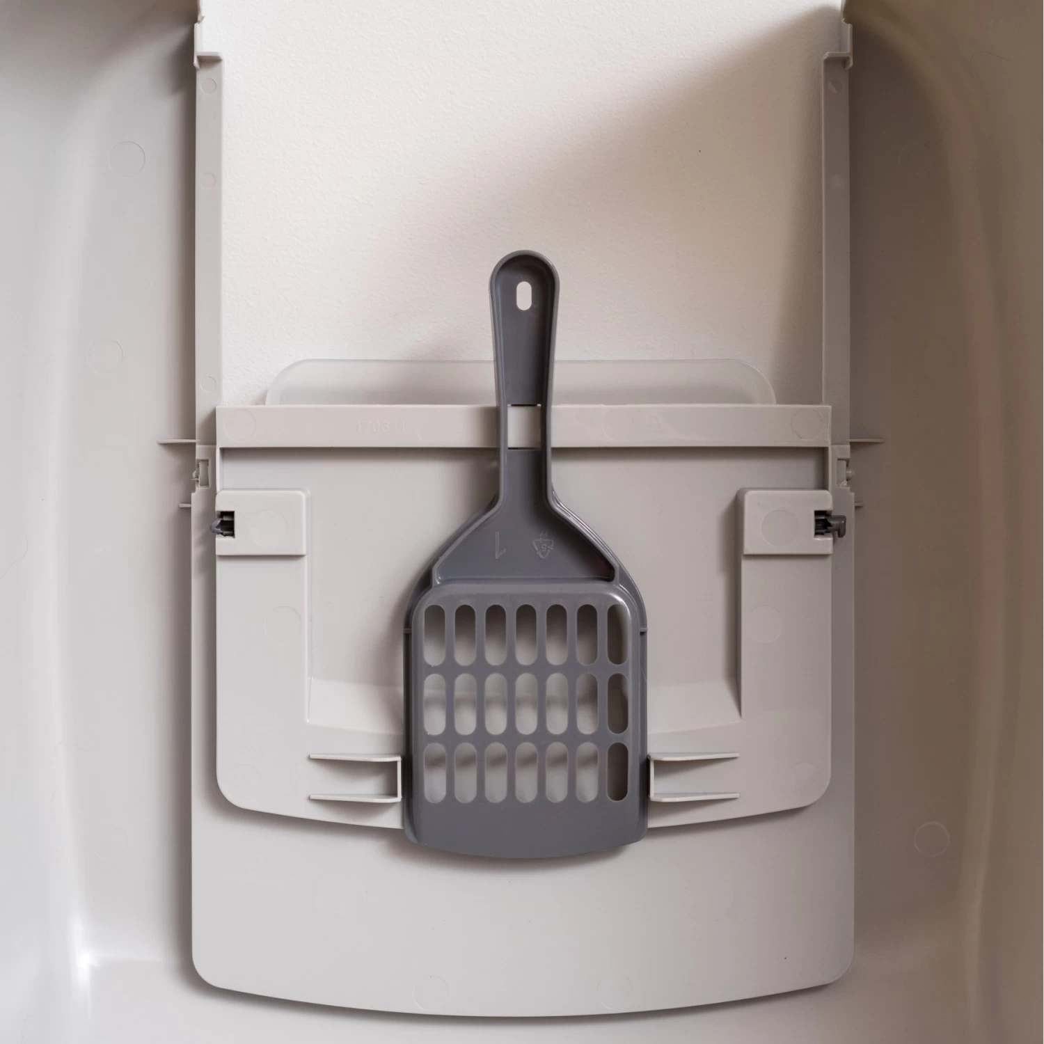 IRIS USA Enclosed Cat Litter Box With Front Door Flap & Scoop, Gray, Jumbo 8 IRIS USA Enclosed Cat Litter Box With Front Door Flap & Scoop, Gray, Jumbo - Image 6